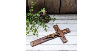 Crucifix mural en bois et laiton